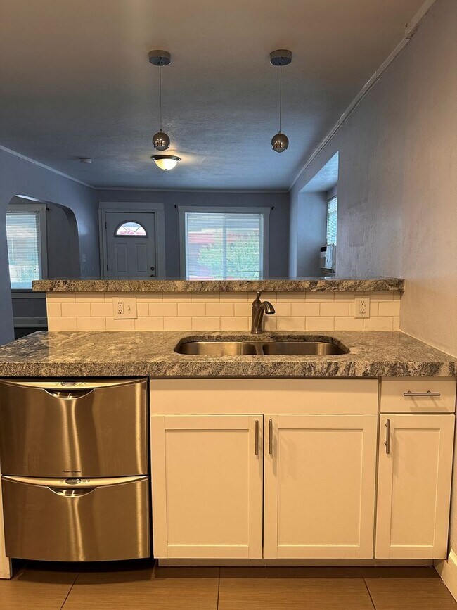 Foto del edificio - 3 Bedroom Home Across From Trolley Square
