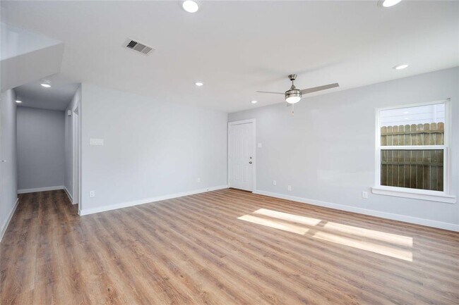 Foto del edificio - 6615 Bacher St