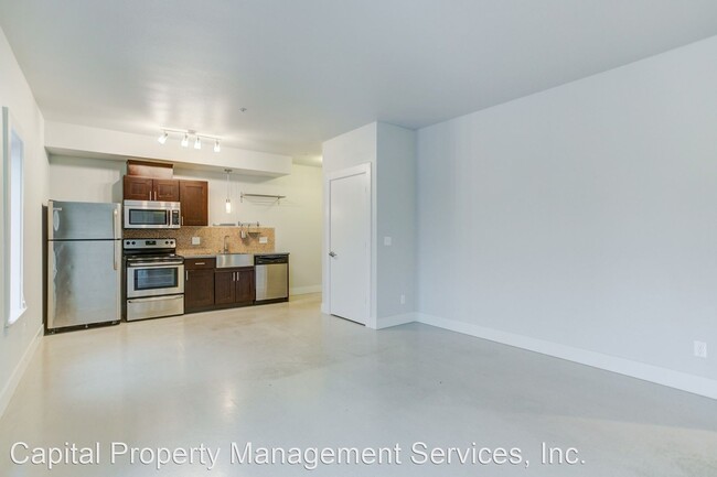 Building Photo - 909 NE Oneonta St