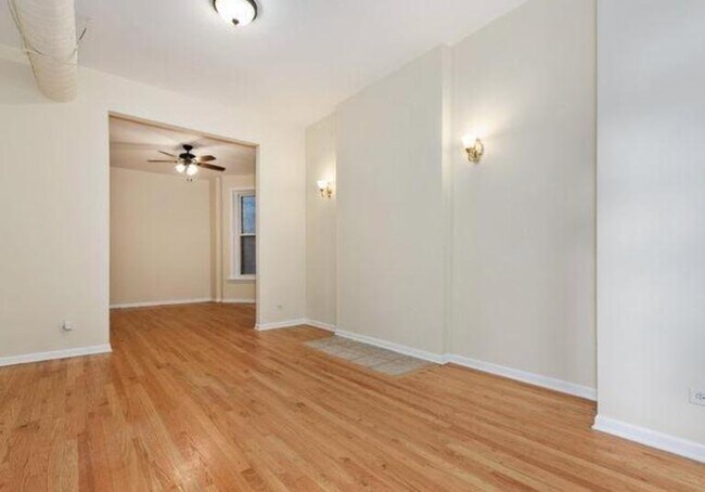 Foto del edificio - 900 W Newport Ave
