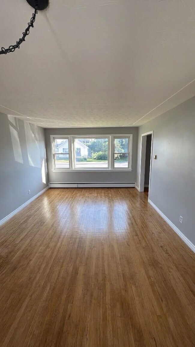 Photo du bâtiment - 3 Bed / 1 Bath Home in Sault Ste. Marie, ON – $2,199/month + Utilities