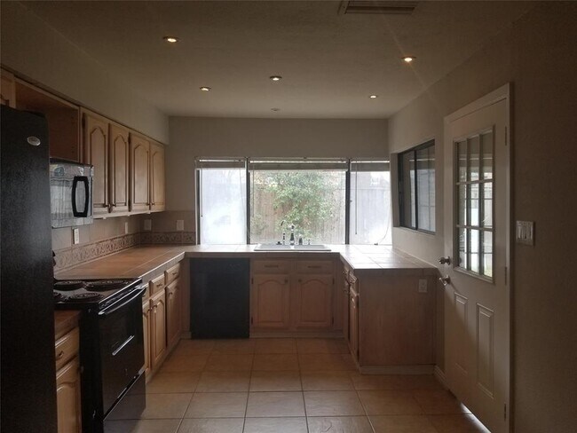 Building Photo - 3622 Chamberland Dr