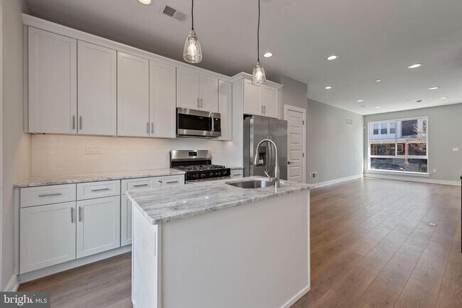 Foto del edificio - Brand New 4-Bedroom Luxury Home with Rooft...