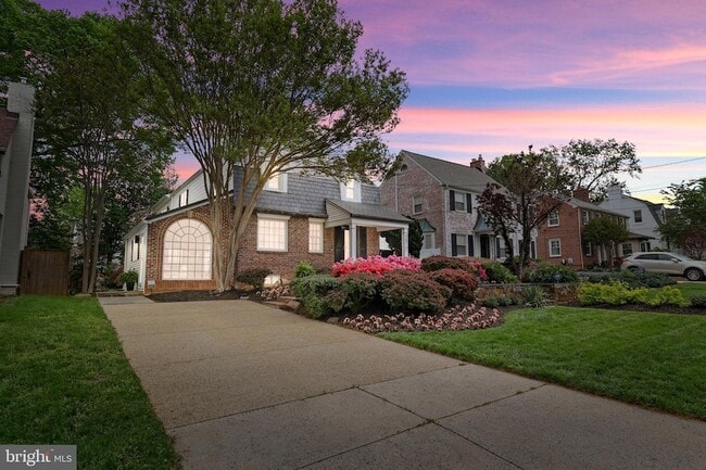 Foto del edificio - 4817 Chevy Chase Blvd