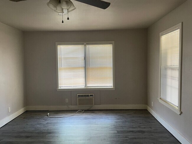 Foto del edificio - 606 Knowles St