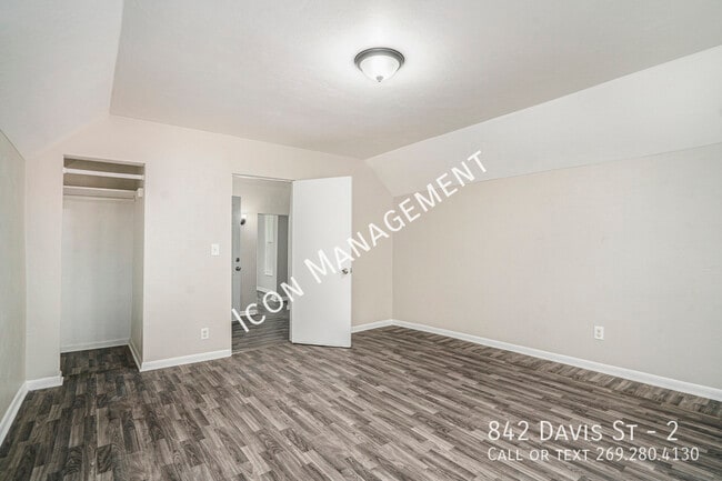 Building Photo - 842 Davis St