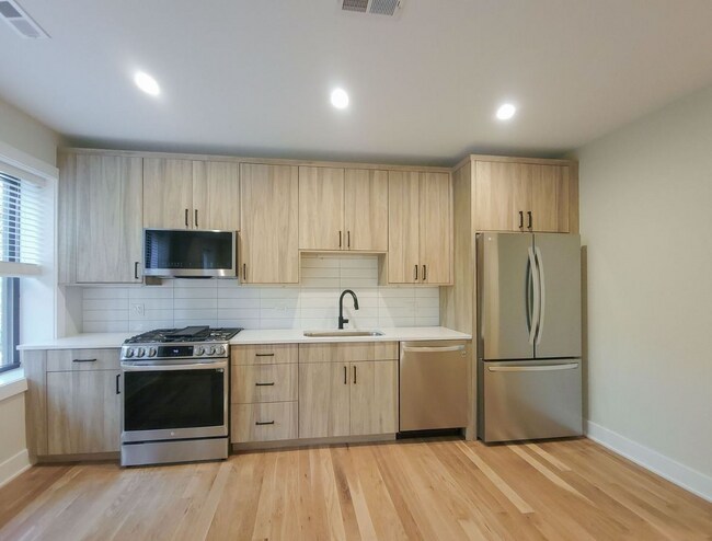 Foto del edificio - 2234 N Bissell St