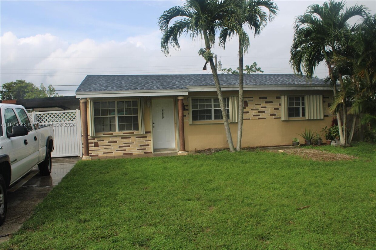 Foto principal - 6425 SW 22nd Ct