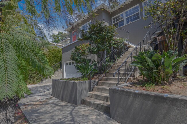 Foto del edificio - 3246 Barham Blvd