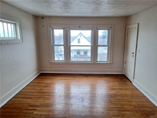 Building Photo - 907 Bacon St