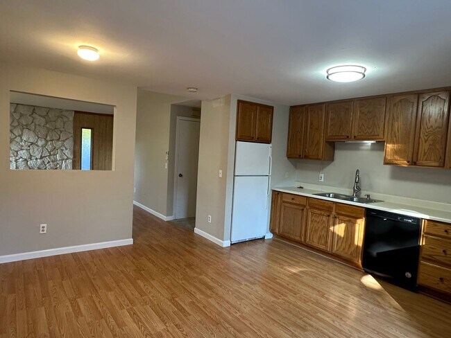 Foto del edificio - Spacious & Stylish 3BD Home with Iconic Stone Fireplace + Soaking Tub