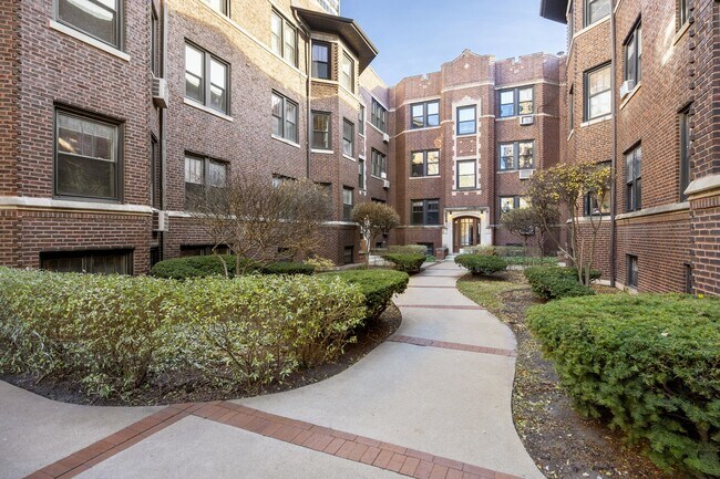 Building Photo - 537 W Addison St