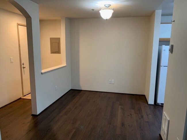 Building Photo - Beautiful 1 bed 1 bath top floor Walkers r...