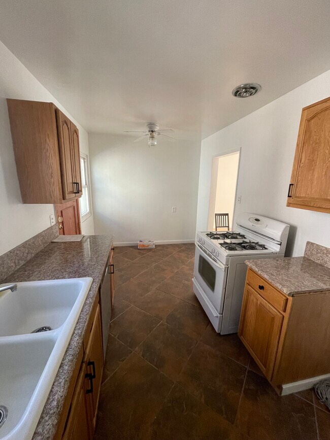 Kitchen with breakfast nook - 10513 Crenshaw Blvd
