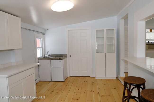 Foto del edificio - 7217 Albany Post Rd