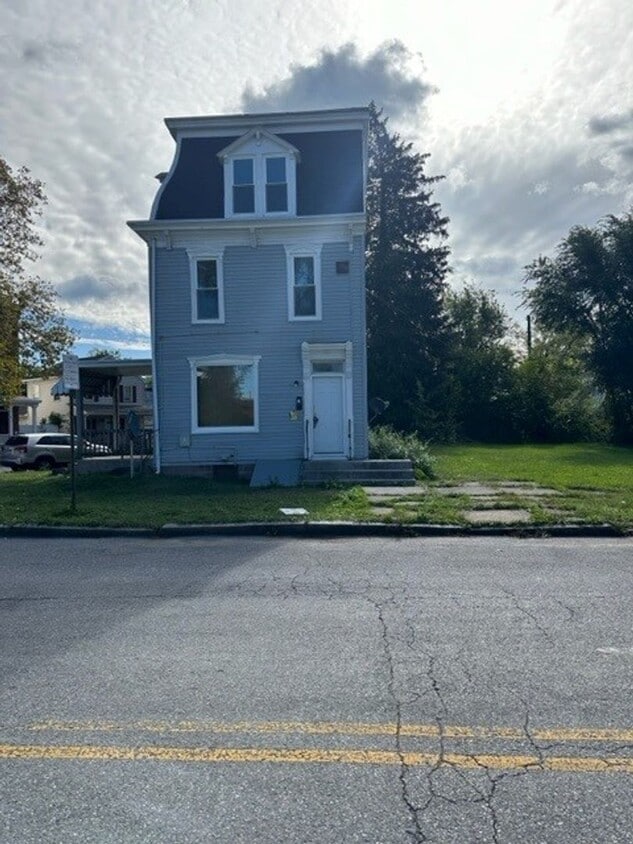 Primary Photo - 1529 Regina St