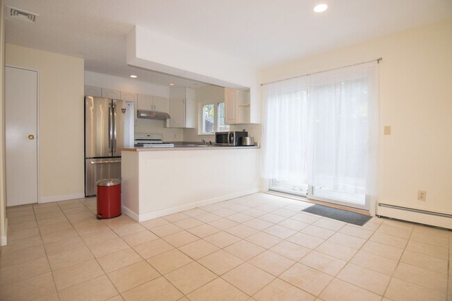 Building Photo - Recently Renovated, In-Unit Washer and Dry...