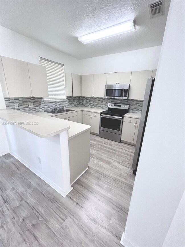 Foto del edificio - 4356 NW 116th Ave