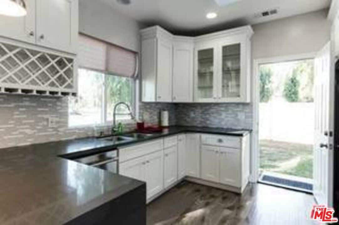 Foto principal - 16001 Wyandotte St