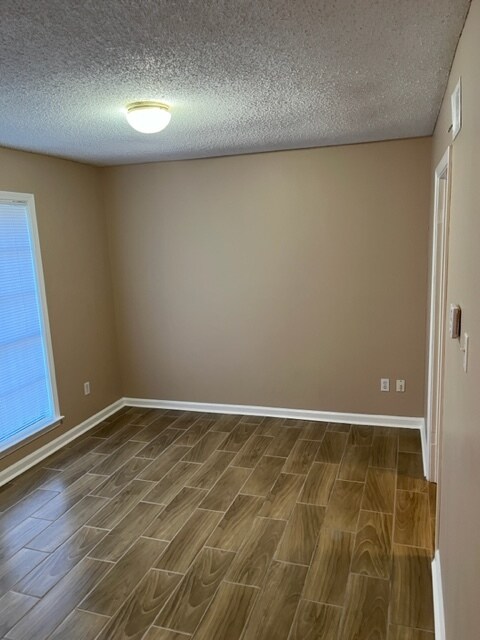 Building Photo - 3909 Robin Hill Dr