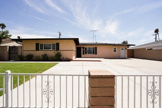Building Photo - 8840 San Vicente Ave