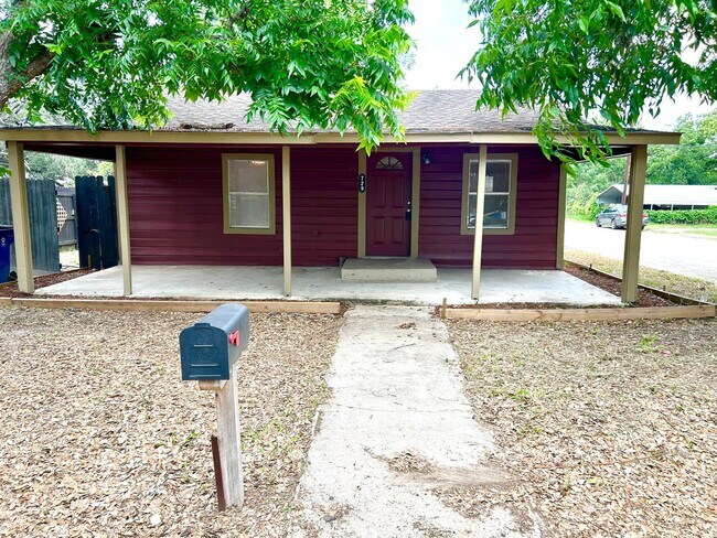 Building Photo - AVAILABLE NOW! Corner Lot 3 Bedroom / 1.5 ...