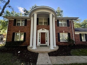 Building Photo - 1685 Lochcrest Dr