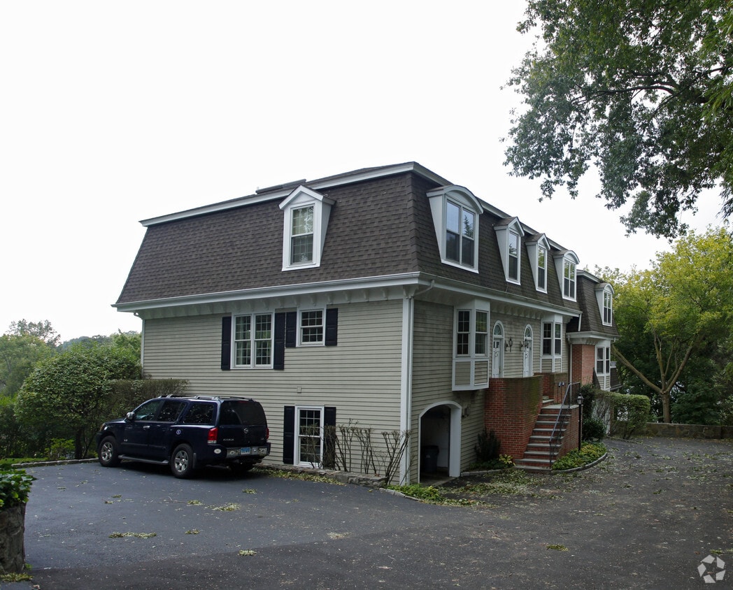 Primary Photo - 172 Field Point Rd