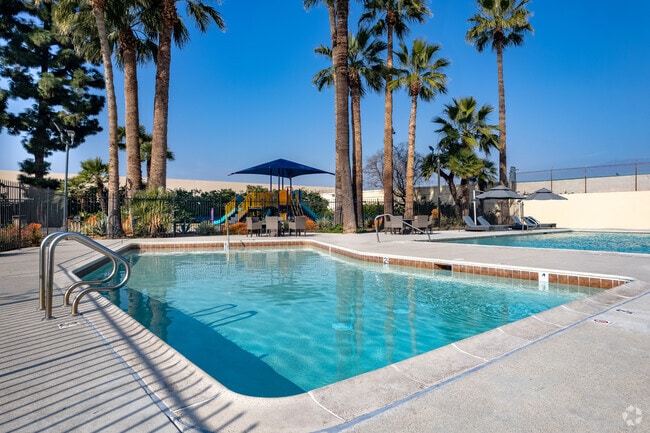 Small Pool - Serrano Apartments