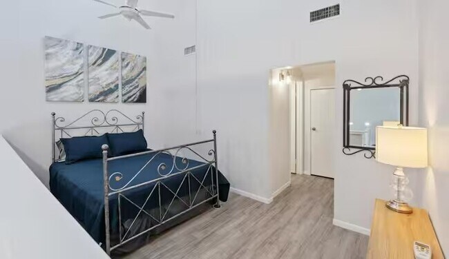 Foto del edificio - 12500 Melville Dr