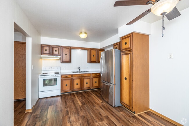 2BR, 1BA - 950SF - Kitchen - Hartwell Place Apartments