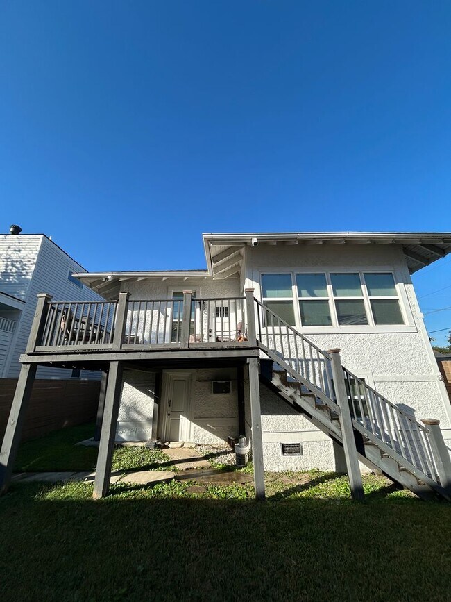 Foto del edificio - 2BD/2BA with Fenced In Backyard, Washer and Dryer in Unit, and Bonus Space!