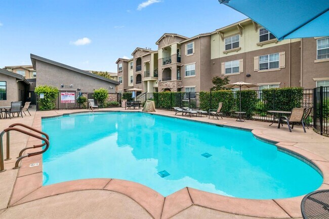Foto del edificio - Completely Remodeled Two Bedroom Condo in ...