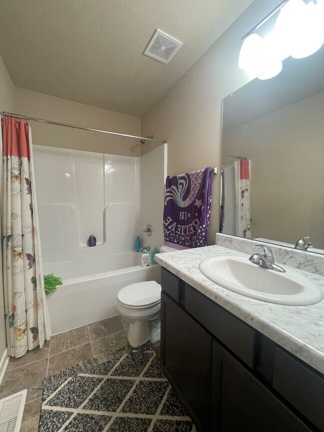 Building Photo - Bellevue Home For Rent!