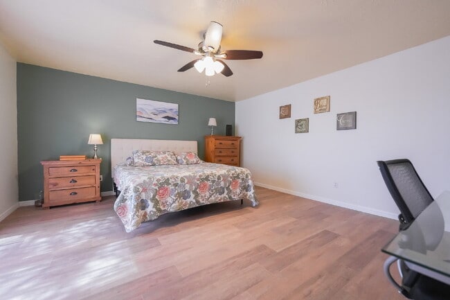 Foto del edificio - Private Room with Private Bath in Spacious...
