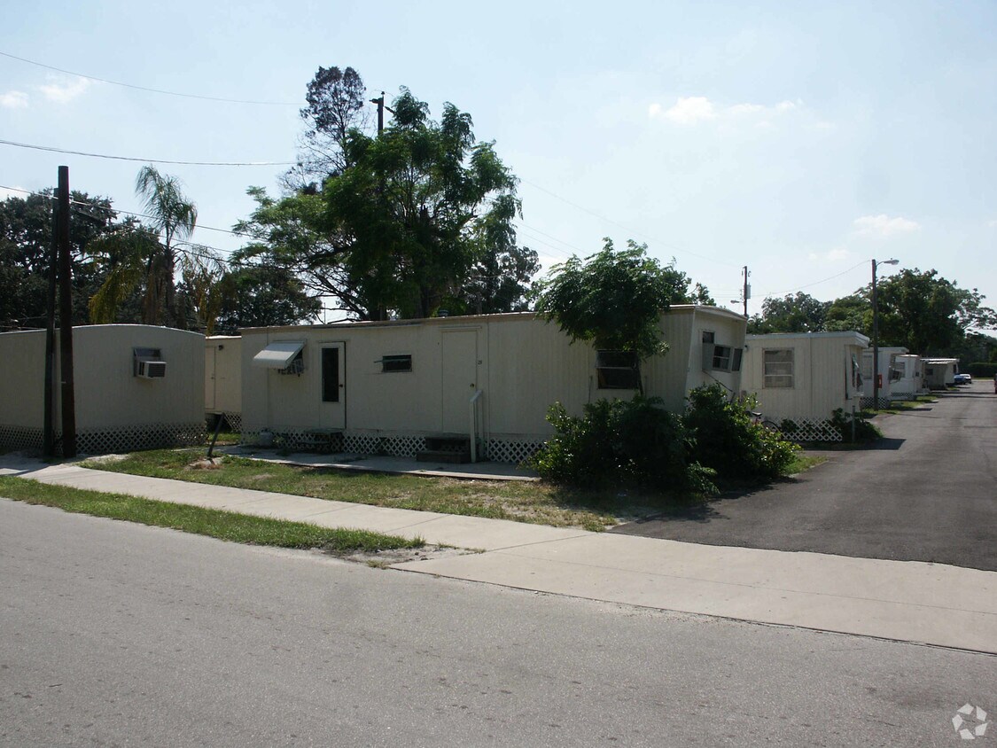 Tom's Mobile Home Park Apartments in Tampa, FL