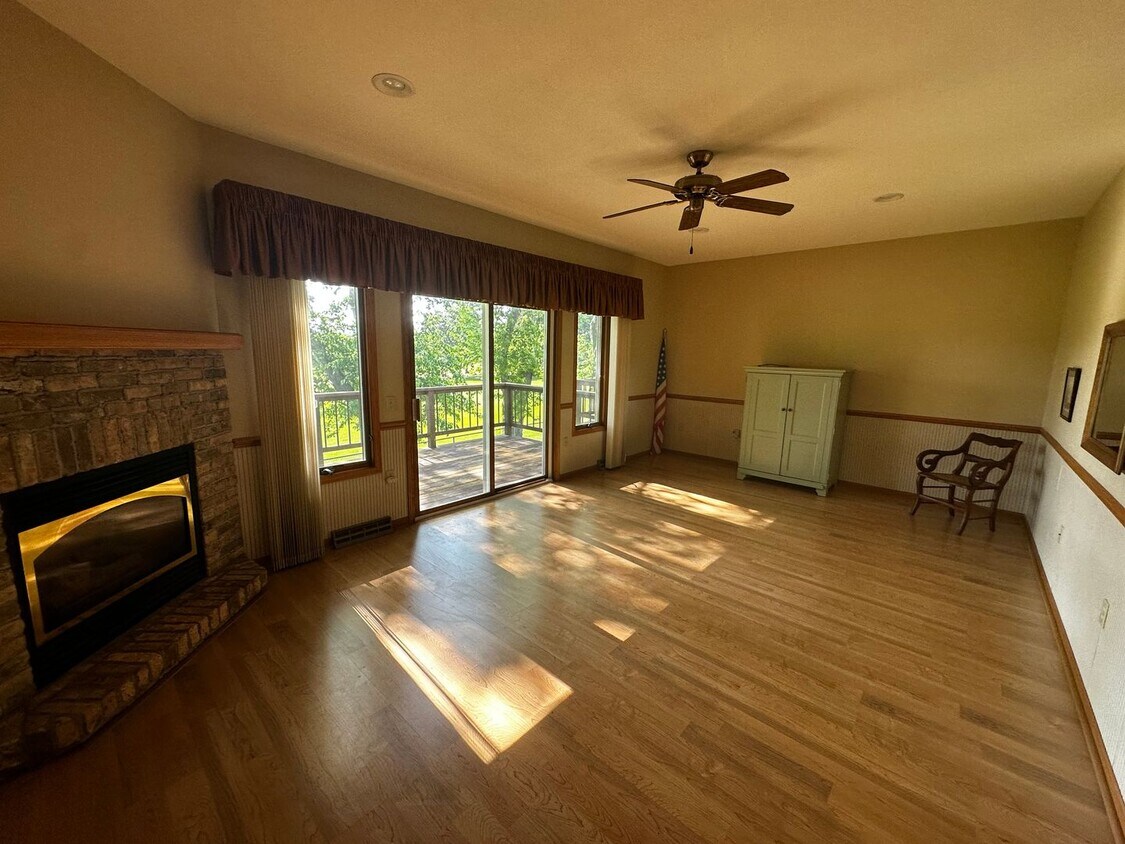 Foto principal - Charming 2-Bedroom, 2-Bathroom Home Overlo...