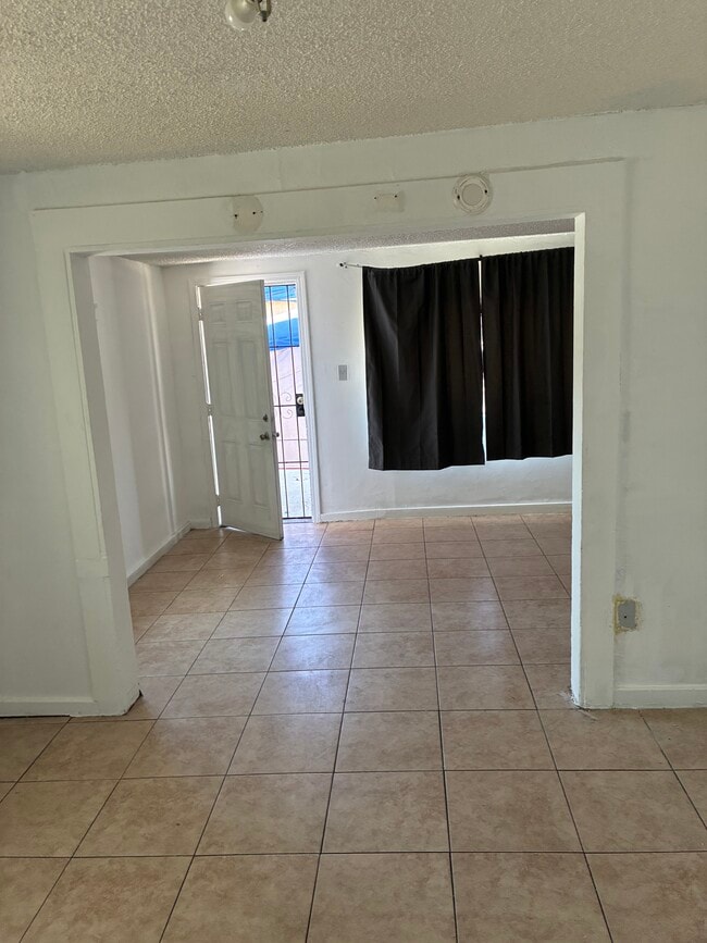 Building Photo - 3314 Del Mar Ave