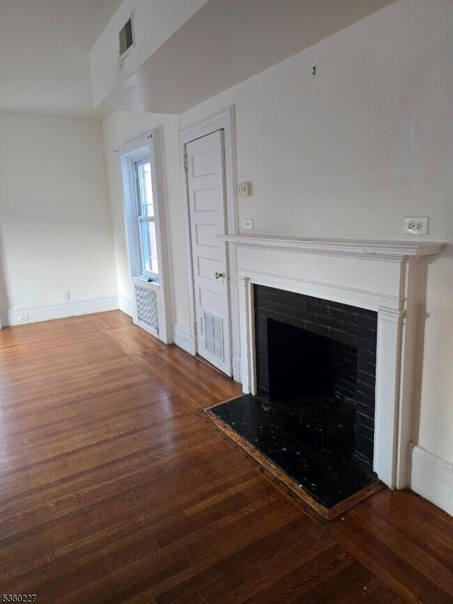 Foto del edificio - 379 Mt Prospect Ave