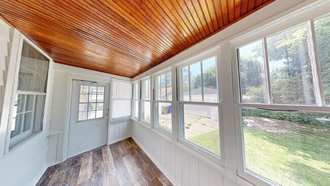 SALA DE ESTAR SOLEADA - 7717 29th Ave