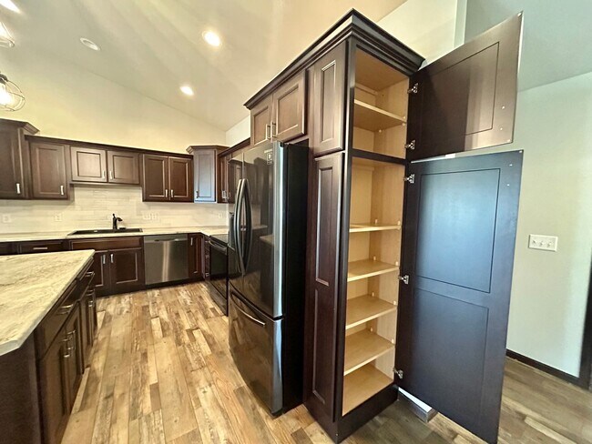 Building Photo - Gorgeous 4 Bedroom 2.5 Bathroom with Fenced Yard!