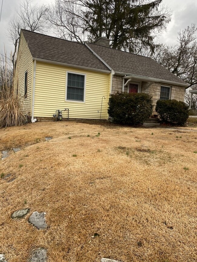 Building Photo - 2-Bedroom, 1-Bathroom Home on Bloomington'...