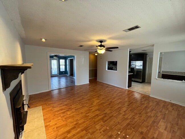 Building Photo - 73 Oak Forest Loop