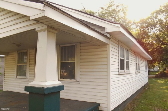 Building Photo - 3 br, 1 bath House - 902 N Kansas Expy