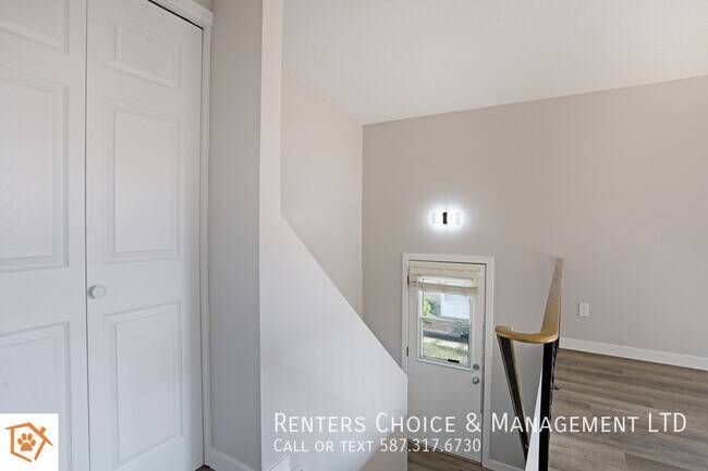 Photo du bâtiment - Renovated, Cat Friendly Townhouse in Brooks Convenient to Amenities