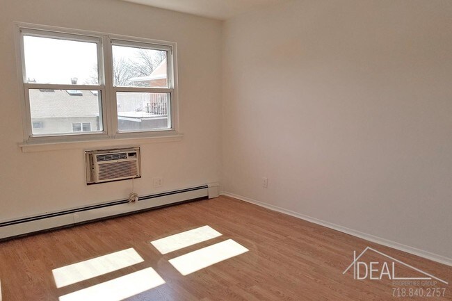Building Photo - 72-15 Ditmars Blvd