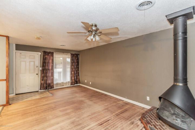 Building Photo - THS distrist !!! 3 bedroom 1 bath 1 car ga...