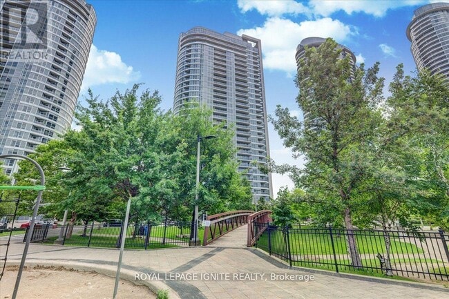 Building Photo - 151 Village Green Square