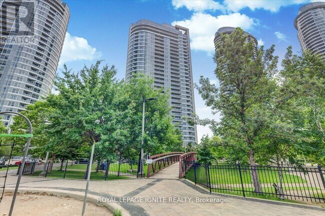 Photo du bâtiment - 151 Village Green Square