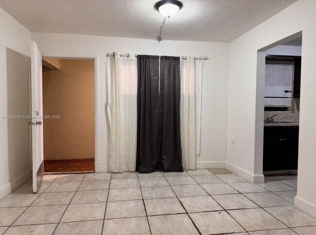 Foto del edificio - 770 NE 128th St